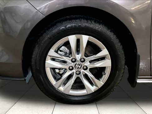 Used 2023 Toyota Sienna XLE w/ XLE Plus Package FWD image 13