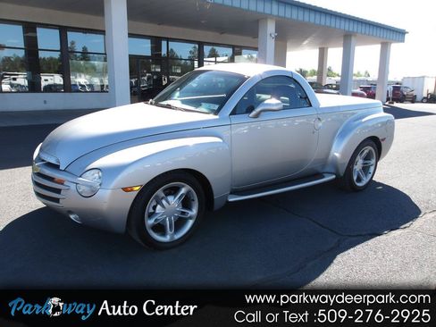 Used 2004 Chevrolet SSR w/ Preferred Equipment Group RWD image 1