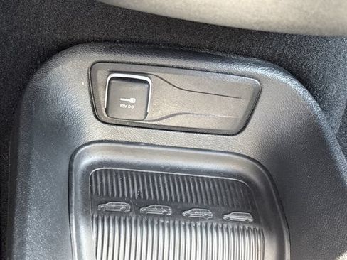 Used 2025 Chrysler Pacifica Select FWD image 40