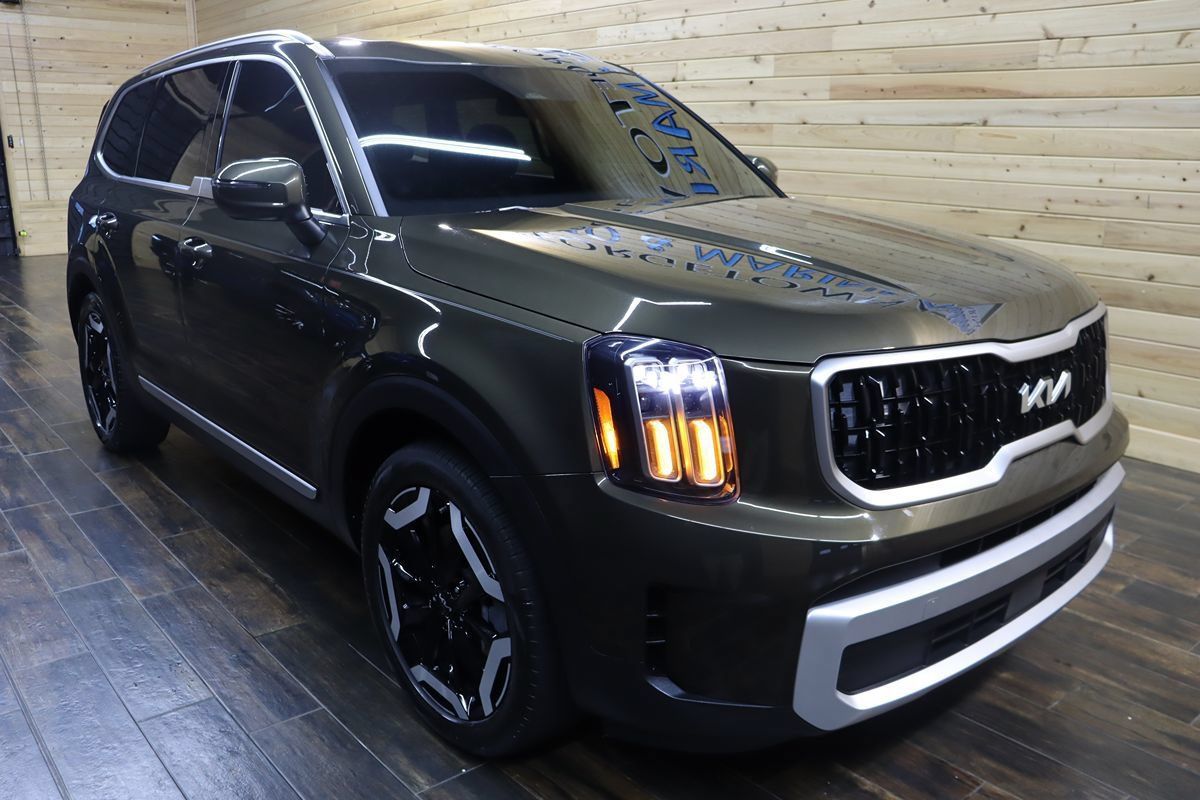 Used 2024 Kia Telluride EX w/ EX Captain's Chair Package FWD image 2