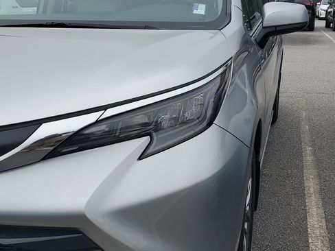 Used 2024 Toyota Sienna XLE image 3