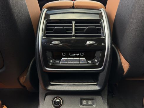 Used 2024 BMW X7 xDrive40i w/ Premium Package AWD/4WD image 28