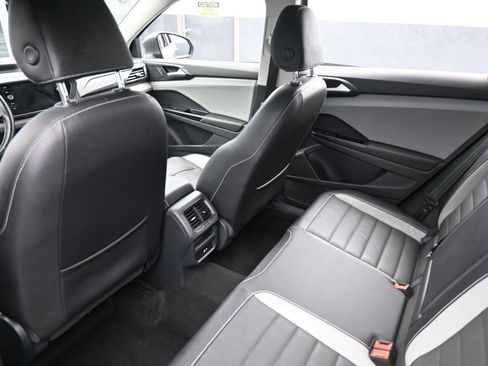 Used 2022 Volkswagen Taos SEL w/ Panoramic Sunroof Package image 35