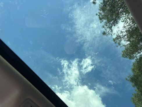 Used 2021 Volkswagen Tiguan SE w/ Panoramic Sunroof Package image 10