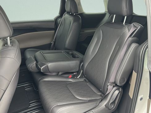 Used 2025 Kia Carnival FWD image 8
