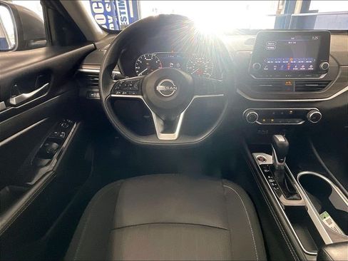 Used 2023 Nissan Altima 2.5 SV FWD image 17