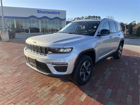 Used 2022 Jeep Grand Cherokee Limited 4xe image 32