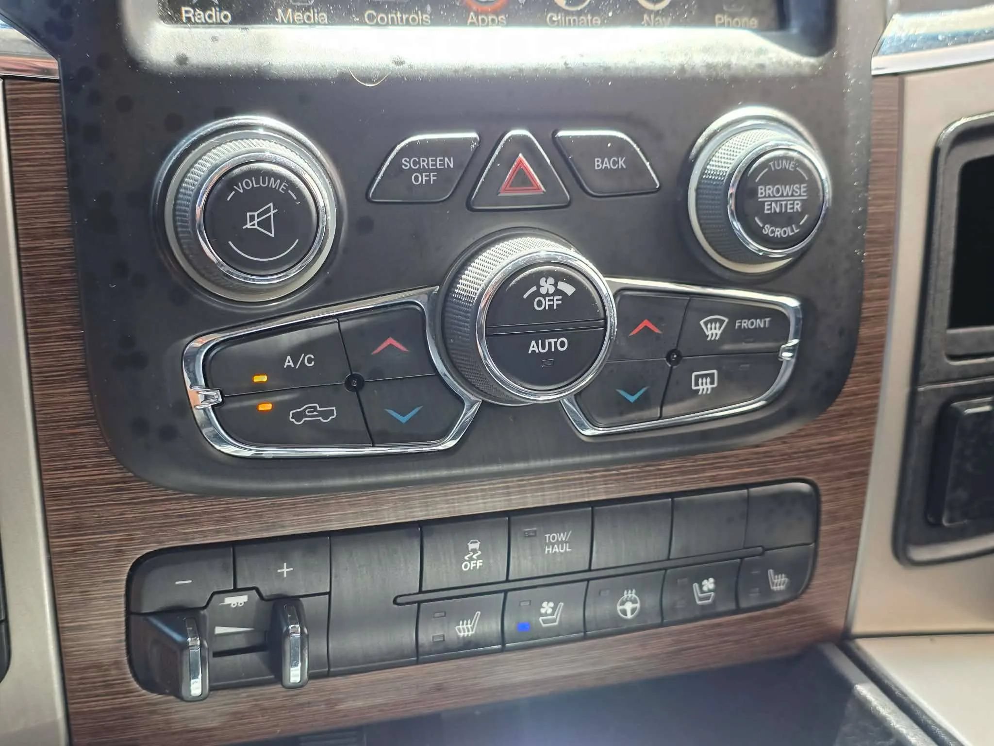 Used 2016 RAM 1500 Laramie w/ Convenience Group AWD/4WD image 27