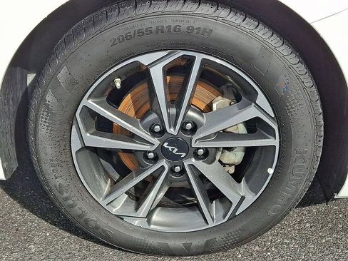Used 2024 Kia Forte LXS w/ LXS Technology Package FWD image 11
