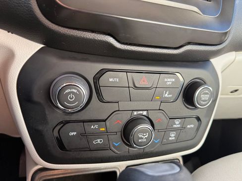 Used 2021 Jeep Renegade Latitude FWD image 17