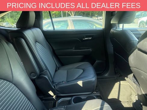 Used 2023 Toyota Highlander XSE FWD image 11