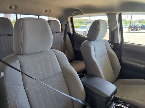 Used 2019 Toyota Tacoma SR5 AWD/4WD image 15