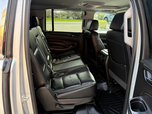 Used 2017 Chevrolet Suburban LT image 8