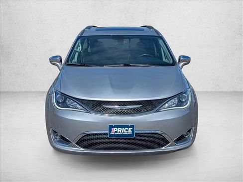 Used 2019 Chrysler Pacifica Limited FWD image 2