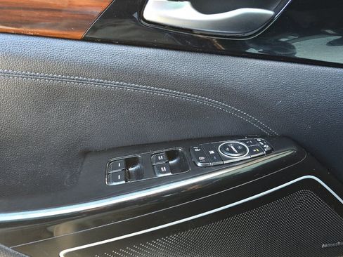 Used 2017 Kia Cadenza Premium w/ Luxury Package FWD image 11