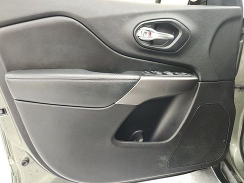 Used 2020 Jeep Cherokee Latitude Plus image 11