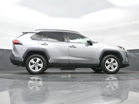 Used 2021 Toyota RAV4 XLE AWD/4WD image 30