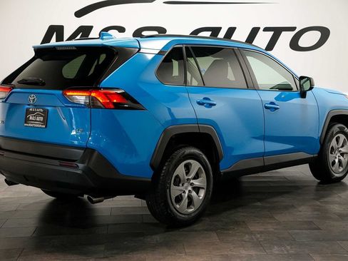 Used 2019 Toyota RAV4 LE FWD image 4
