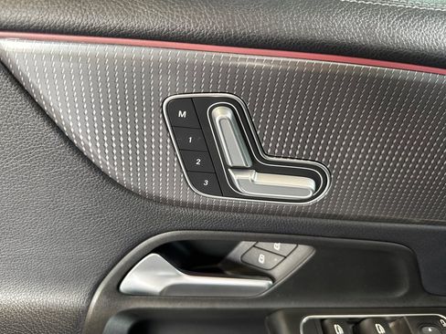 Used 2021 Mercedes-Benz GLB 250 4MATIC image 14