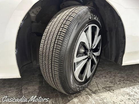Used 2017 Toyota Prius Prime Premium FWD image 33