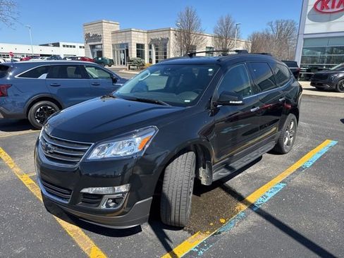Used 2017 Chevrolet Traverse LT image 2