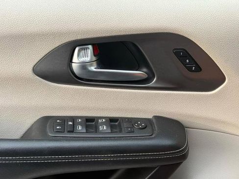 Used 2022 Chrysler Pacifica Touring-L FWD image 24