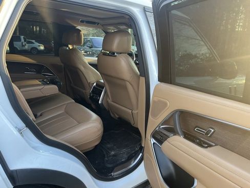 Used 2024 Land Rover Range Rover SE image 12