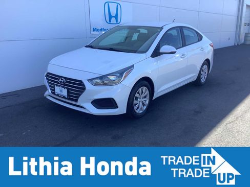 Used 2022 Hyundai Accent SE FWD image 1