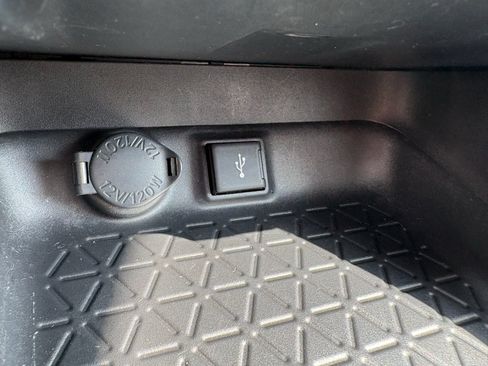 Used 2020 Toyota RAV4 XLE w/ Convenience Package FWD image 20