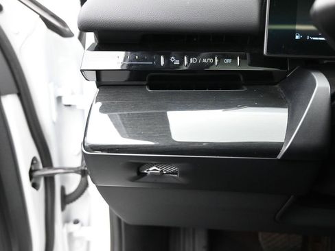 Used 2025 BMW 530i xDrive w/ Premium Package image 13