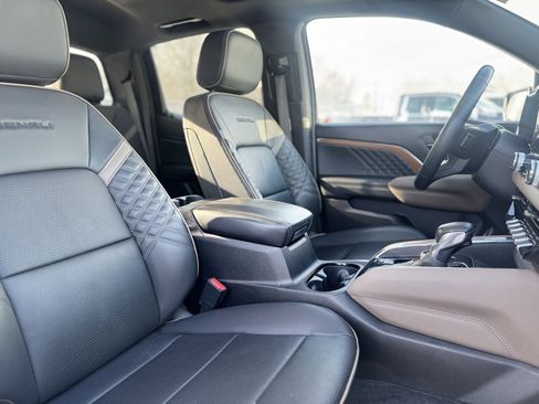 Used 2023 GMC Canyon Denali image 11