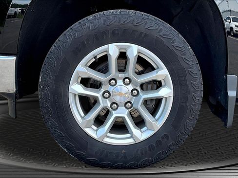 Used 2024 Chevrolet Silverado 1500 LT AWD/4WD image 25