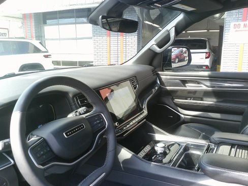 Used 2023 Jeep Wagoneer 4WD image 19