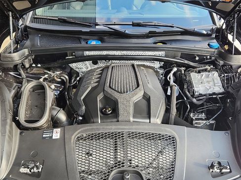 Certified 2025 Porsche Macan image 27