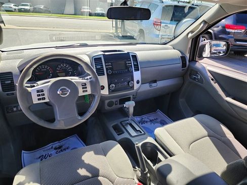 Used 2013 Nissan Frontier SV image 3
