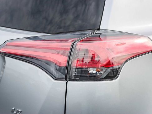 Used 2018 Toyota RAV4 LE image 8