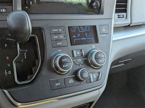 Used 2016 Toyota Sienna L image 28