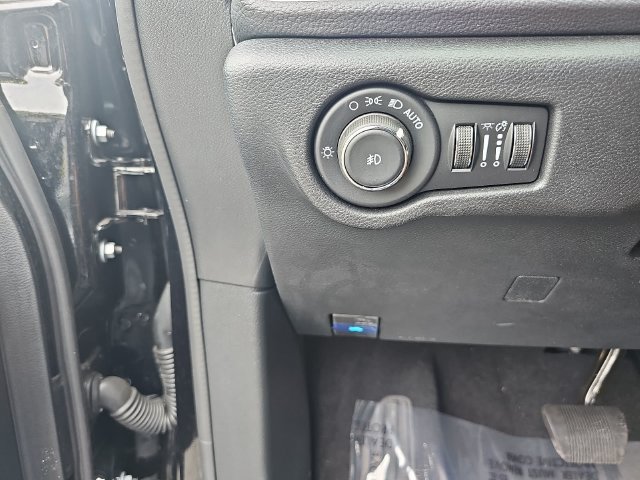 Used 2026 Chrysler Pacifica Limited FWD image 36