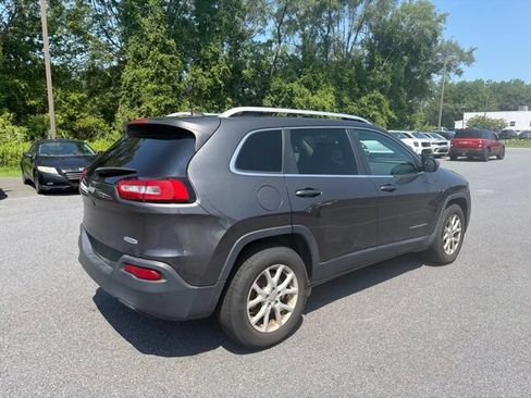 Used 2017 Jeep Cherokee Latitude w/ Comfort/Convenience Group AWD/4WD image 3