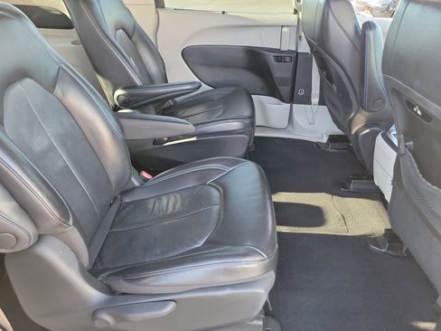 Used 2021 Chrysler Pacifica Touring-L FWD image 23