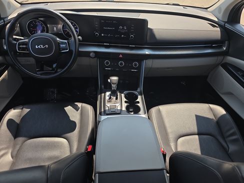 Used 2024 Kia Carnival LX FWD image 16