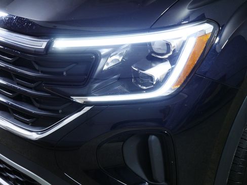 Certified 2025 Volkswagen Atlas Cross Sport SE image 16