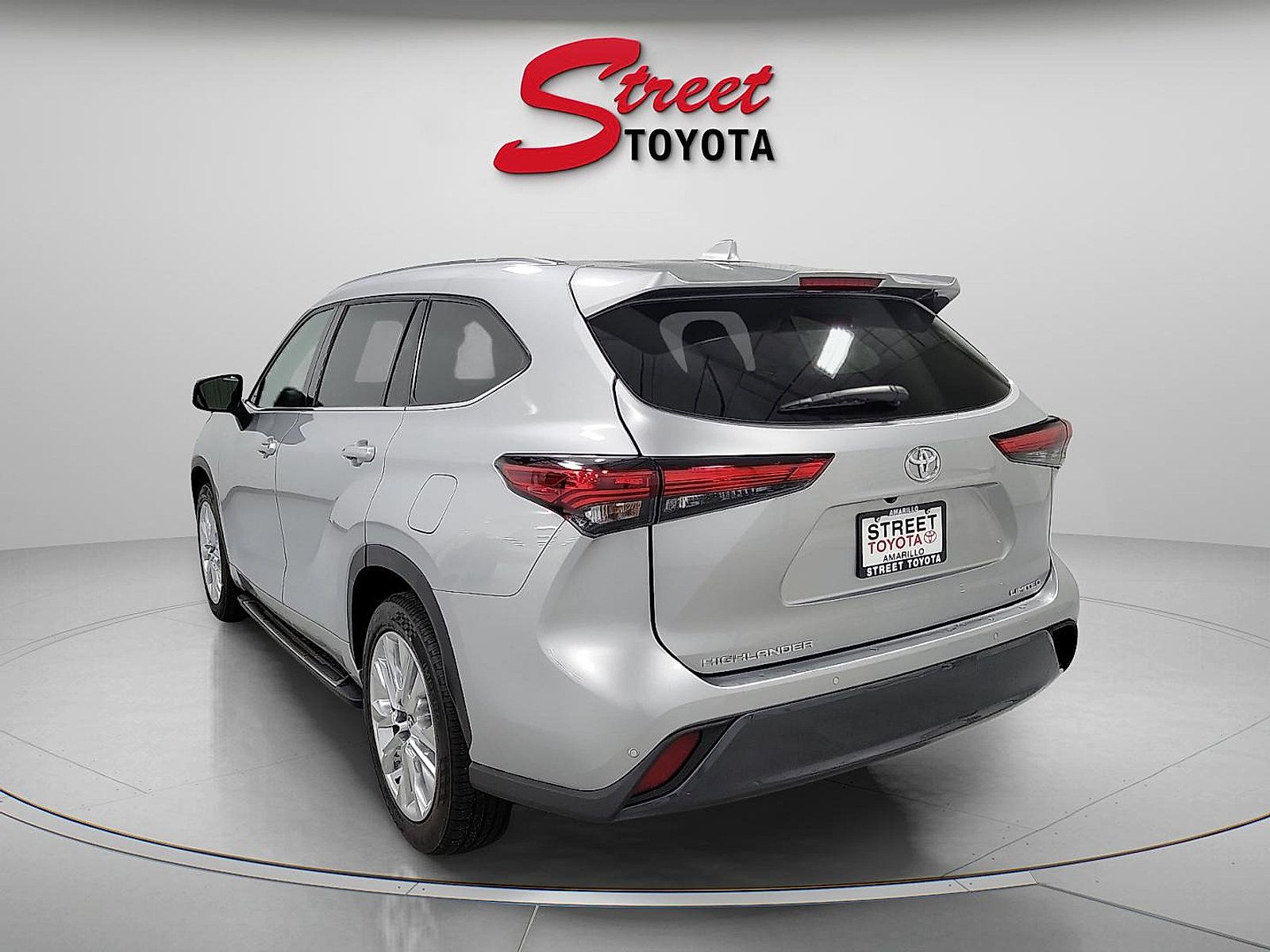 Used 2023 Toyota Highlander Limited FWD image 2
