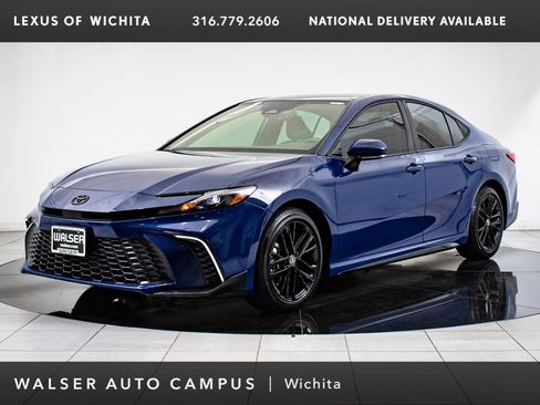 Used 2025 Toyota Camry SE image 1