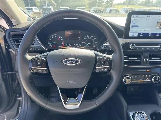 Used 2022 Ford Escape SE w/ Convenience Package FWD image 9