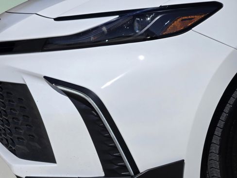 Used 2025 Toyota Camry SE w/ Convenience Package image 9