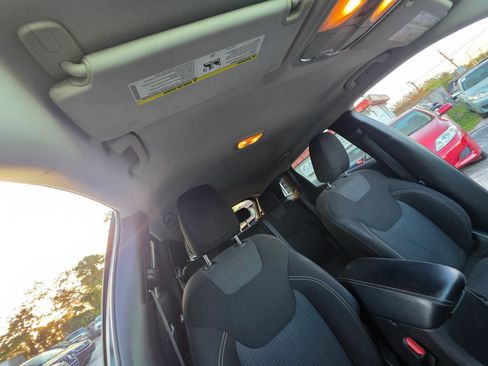 Used 2016 Jeep Cherokee Latitude FWD image 23