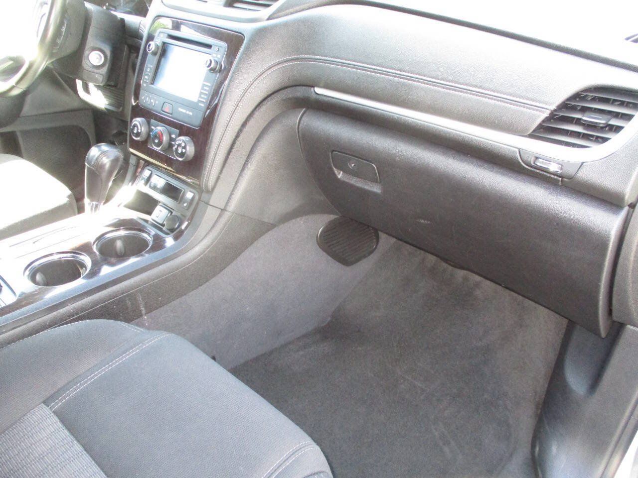 Used 2017 Chevrolet Traverse LT w/ Style and Technology Package FWD image 11