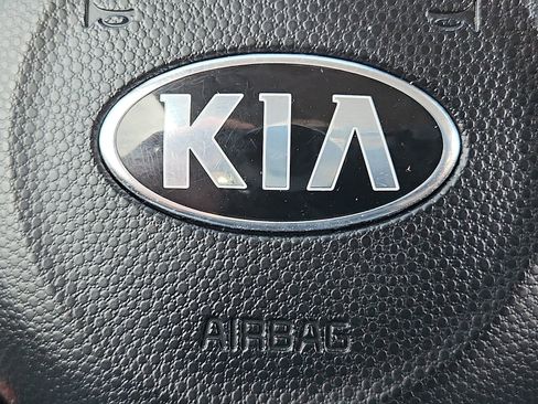 Used 2016 Kia Soul + image 19