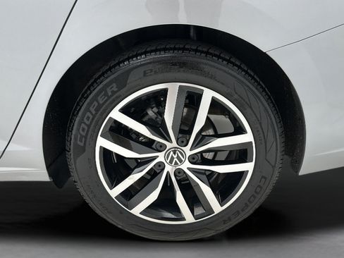 Used 2025 Volkswagen Jetta SE FWD image 8